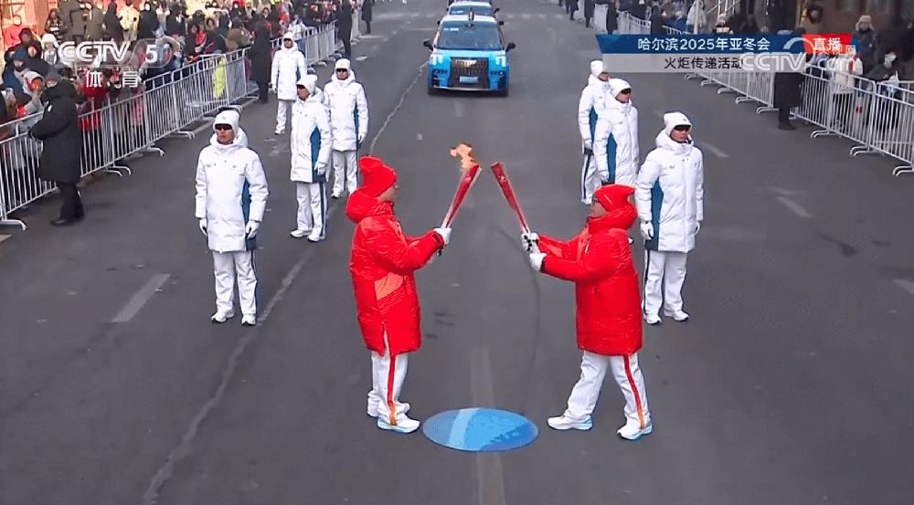 2025年第九届哈尔滨亚洲冬季运动会—班妈礼领袖礼服第25棒火炬手圣火传递