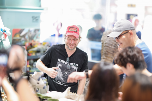 名创优品联名“侏罗纪世界”产品火爆上新，电影主创团队空降MINISO LAND逛店打卡